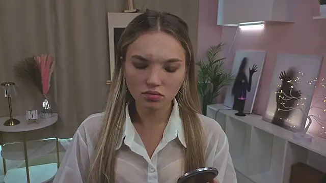 Snapshot of JulieLupo chatting on 10.12.25 JulieLupo online show from 10.12.25