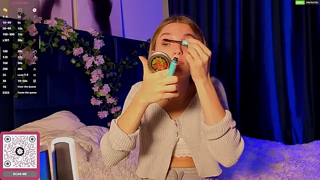 Snapshot of JulieLupo chatting on 10.28.25 JulieLupo online show from 10.28.25