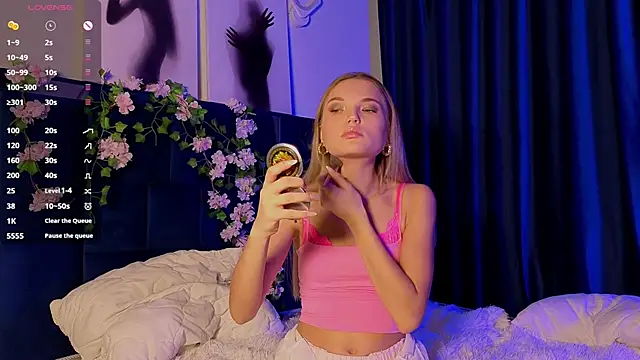 Snapshot of JulieLupo chatting on 10.29.25 JulieLupo online show from 10.29.25