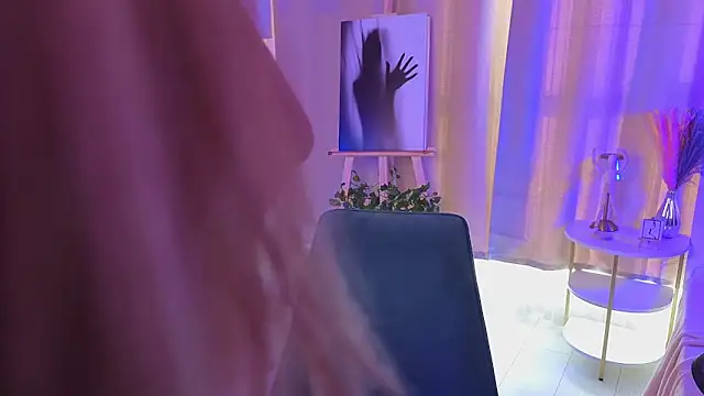 Snapshot of JulieLupo chatting on 11.04.25 JulieLupo online show from 11.04.25