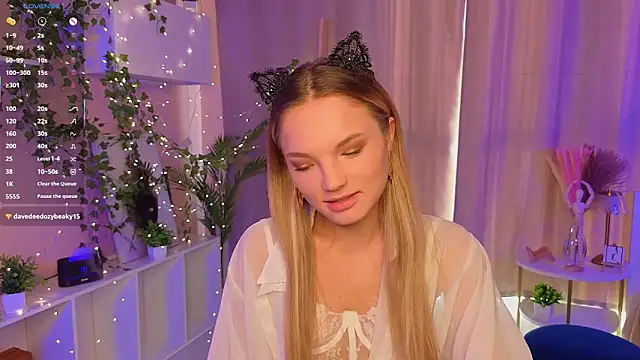 Snapshot of JulieLupo chatting on 11.07.25 JulieLupo online show from 11.07.25