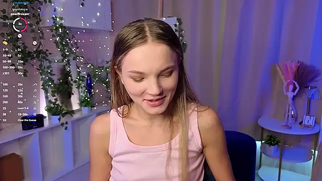 Snapshot of JulieLupo chatting on 11.08.25 JulieLupo online show from 11.08.25