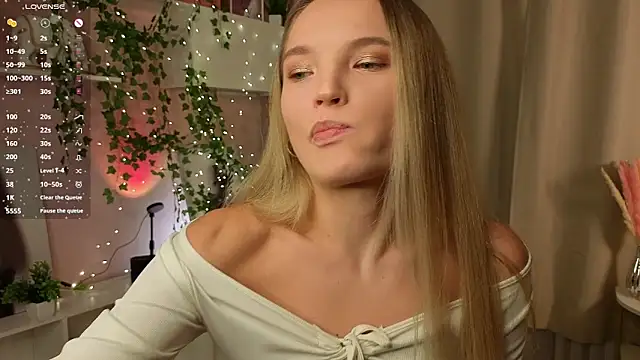 Snapshot of JulieLupo chatting on 11.14.25 JulieLupo online show from 11.14.25