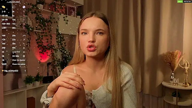 Snapshot of JulieLupo chatting on 11.16.25 JulieLupo online show from 11.16.25