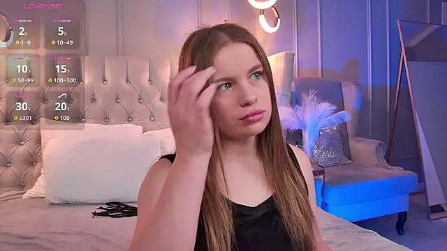 Snapshot of NicoleBellin chatting on 10.17.25 NicoleBellin online show from 10.17.25