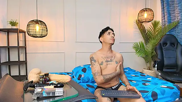 fkenneth macias online show from 10.10.25