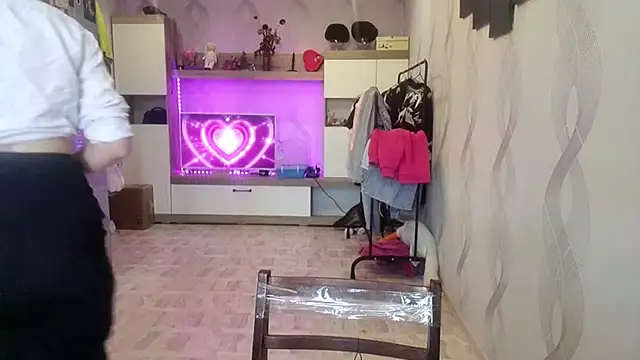 Elyra glow online show from 10.02.25