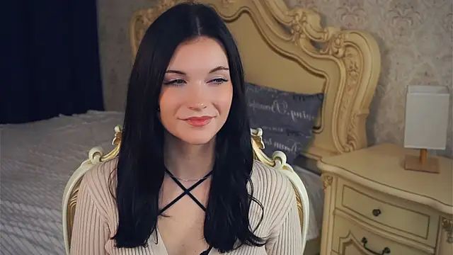 Snapshot of BettieBourque chatting on 10.08.25 BettieBourque online show from 10.08.25