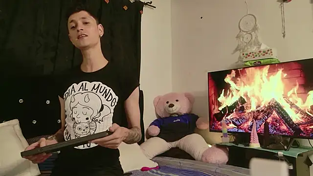 Snapshot of Tyler_cat chatting on 10.04.25 Tyler cat online show from 10.04.25