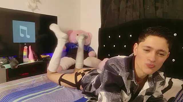 Snapshot of Tyler_cat chatting on 10.06.25 Tyler cat online show from 10.06.25