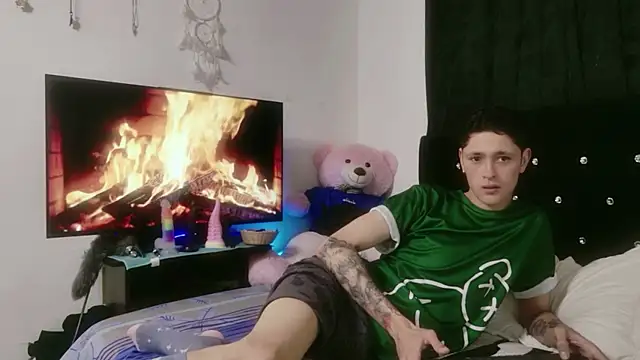 Snapshot of Tyler_cat chatting on 10.10.25 Tyler cat online show from 10.10.25