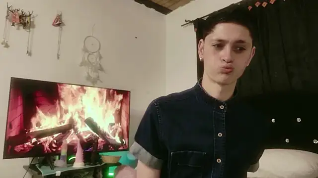 Snapshot of Tyler_cat chatting on 10.13.25 Tyler cat online show from 10.13.25