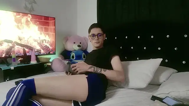 Snapshot of Tyler_cat chatting on 10.17.25 Tyler cat online show from 10.17.25