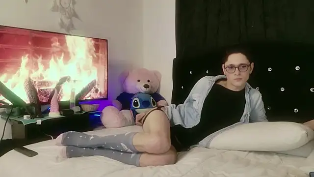 Snapshot of Tyler_cat chatting on 10.21.25 Tyler cat online show from 10.21.25