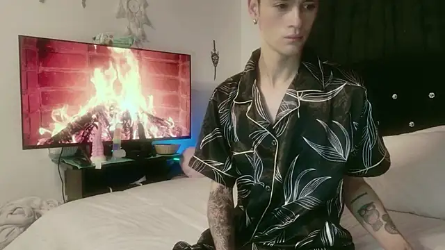 Snapshot of Tyler_cat chatting on 10.24.25 Tyler cat online show from 10.24.25