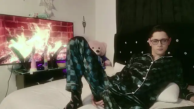 Snapshot of Tyler_cat chatting on 10.26.25 Tyler cat online show from 10.26.25