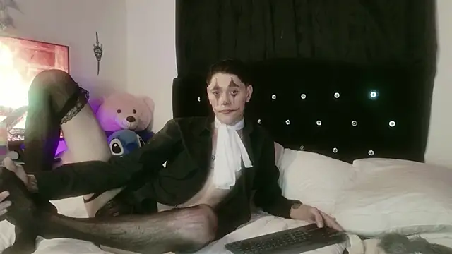 Snapshot of Tyler_cat chatting on 11.01.25 Tyler cat online show from 11.01.25