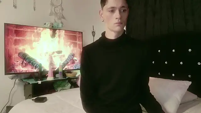 Snapshot of Tyler_cat chatting on 11.02.25 Tyler cat online show from 11.02.25