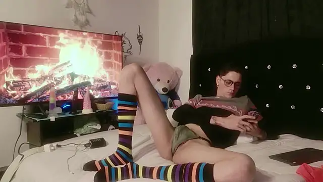 Snapshot of Tyler_cat chatting on 11.05.25 Tyler cat online show from 11.05.25