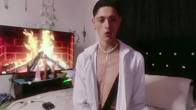 Snapshot of Tyler_cat chatting on 11.08.25 Tyler cat online show from 11.08.25