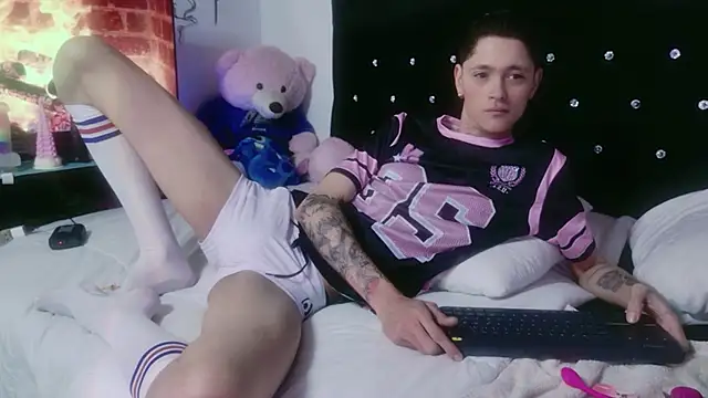 Snapshot of Tyler_cat chatting on 11.10.25 Tyler cat online show from 11.10.25