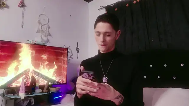 Snapshot of Tyler_cat chatting on 11.11.25 Tyler cat online show from 11.11.25