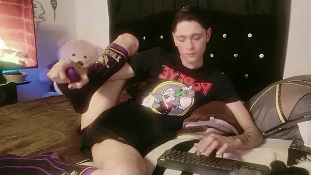 Snapshot of Tyler_cat chatting on 11.14.25 Tyler cat online show from 11.14.25