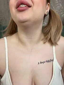 Snapshot of KellyMoors chatting on 10.10.25 KellyMoors online show from 10.10.25