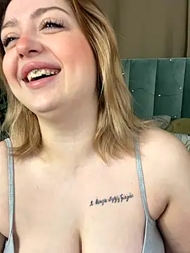 Snapshot of KellyMoors chatting on 10.18.25 KellyMoors online show from 10.18.25