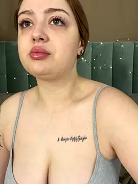 Snapshot of KellyMoors chatting on 10.19.25 KellyMoors online show from 10.19.25