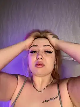 KellyMoors online show from 04.10.26