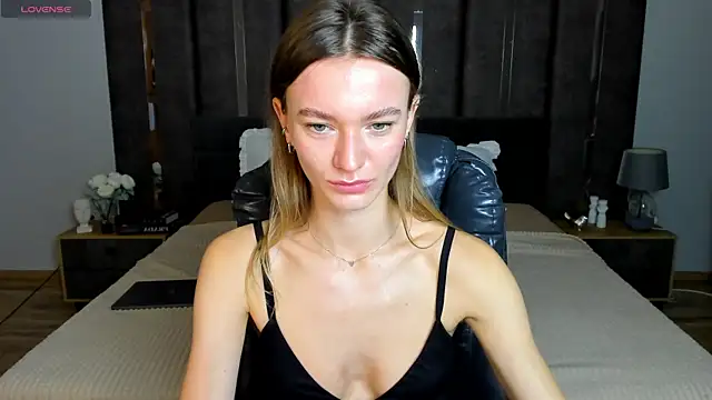 Snapshot of EvaToniz chatting on 10.08.25 EvaToniz online show from 10.08.25