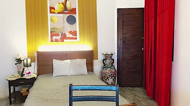 Snapshot of fallinLunaxX chatting on 10.24.25 fallinLunaxX online show from 10.24.25