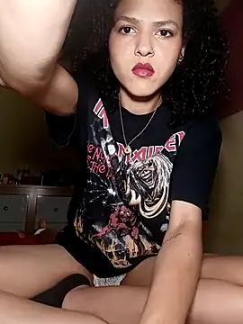 Snapshot of Larissinhamm chatting on 10.15.25 Larissinhamm online show from 10.15.25