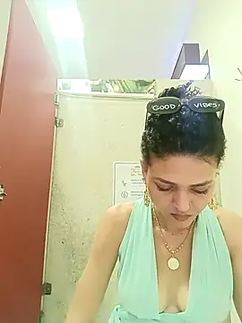 Snapshot of Larissinhamm chatting on 11.08.25 Larissinhamm online show from 11.08.25