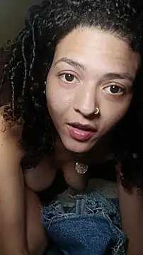 Snapshot of Larissinhamm chatting on 11.15.25 Larissinhamm online show from 11.15.25