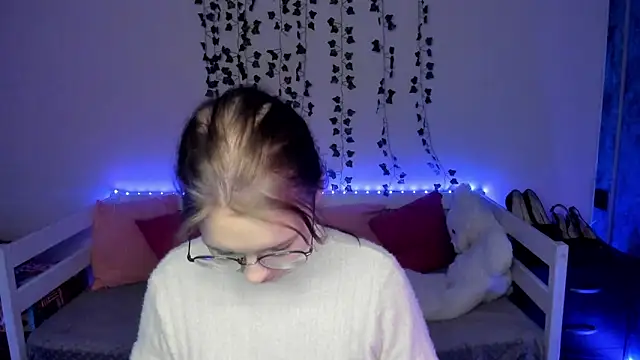 shy elina01 online show from 10.18.25