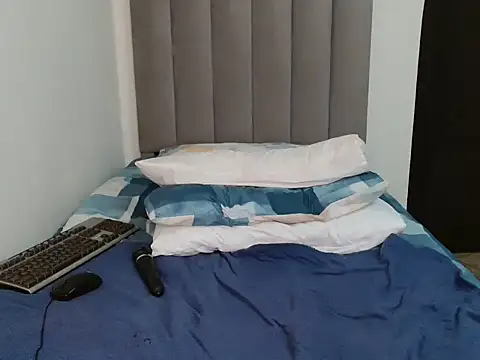 Snapshot of Sex_bomb30 chatting on 10.24.25 Sex bomb30 online show from 10.24.25