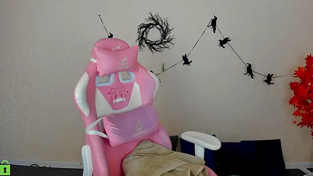 L1na Reeds online show from 11.10.25