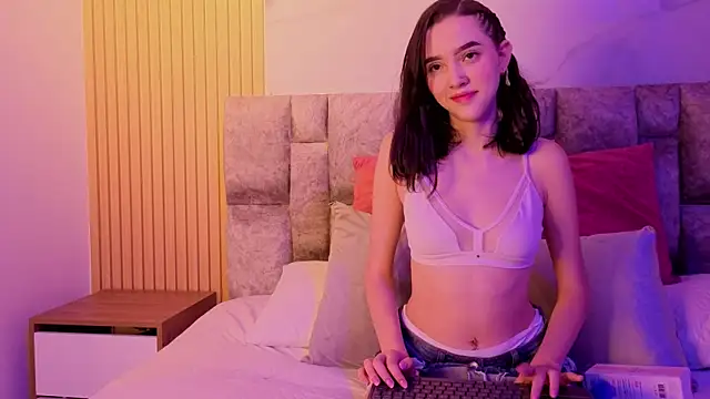 Snapshot of angel__kiss chatting on 10.08.25 angel kiss online show from 10.08.25