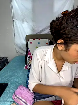 Snapshot of Azza__Slimene chatting on 10.21.25 Azza Slimene online show from 10.21.25