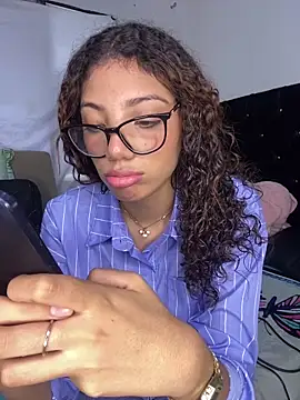 Snapshot of Azza__Slimene chatting on 10.23.25 Azza Slimene online show from 10.23.25