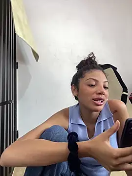 Snapshot of Azza__Slimene chatting on 10.26.25 Azza Slimene online show from 10.26.25