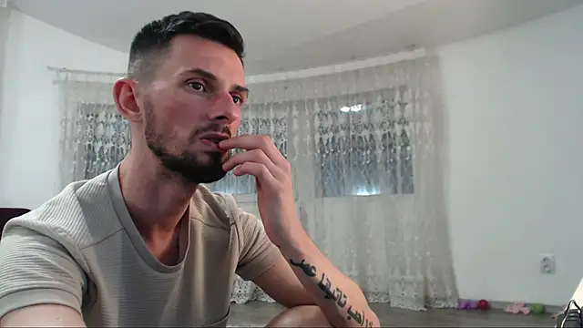 Snapshot of Tom_michaelx chatting on 10.02.25 Tom michaelx online show from 10.02.25