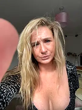 Snapshot of MimiMaee chatting on 10.09.25 MimiMaee online show from 10.09.25