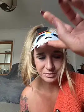 Snapshot of MimiMaee chatting on 10.13.25 MimiMaee online show from 10.13.25