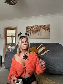 Snapshot of MimiMaee chatting on 10.14.25 MimiMaee online show from 10.14.25