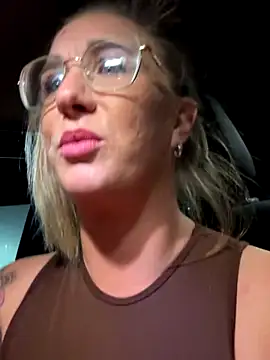 Snapshot of MimiMaee chatting on 10.18.25 MimiMaee online show from 10.18.25