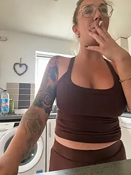 Snapshot of MimiMaee chatting on 10.19.25 MimiMaee online show from 10.19.25