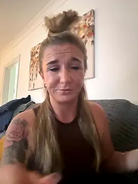 Snapshot of MimiMaee chatting on 10.20.25 MimiMaee online show from 10.20.25